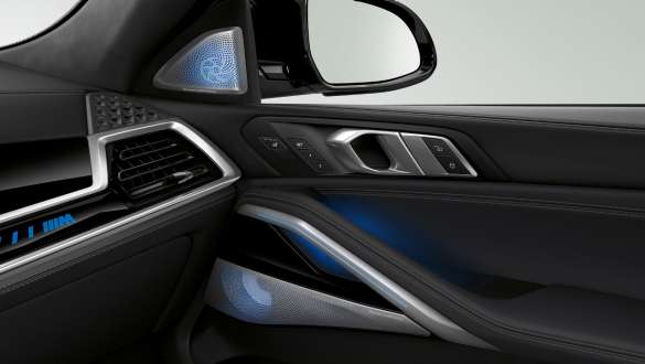 Bowers & Wilkins Diamond surround hangsugárzó rendszer.